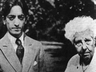 Krishnamurti y Annie Besant, representantes ambos vinculados con el teosofismo. 