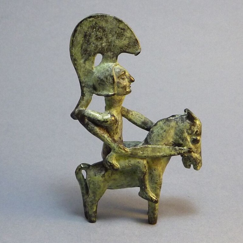 Representación ecuestre de la "segunda función" en un relieve en piedra de origen mediterráneo. Guerrero ibero de Mogente, Museo de Prehistoria de Valencia (España).