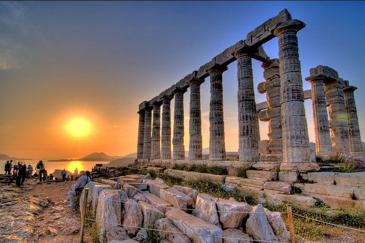 Templo de Poseidón del Cabo Sounion, Atenas. Desde las brumas escandinavas hasta el Egeo, lo Sagrado como representación de una misma visión trifuncional del mundo.