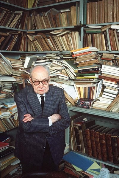 Georges Dumézil: filólogo, antropólogo e historiador, fallecido en 1986, ha trabajado durante toda su vida sobre la cuestión indoeuropea y la ha explicado por medio de la teoría de las tres funciones. Además Dumézil ha desarrollado una metodología cuya repercusión sobre la filosofía de las ciencias humanas está siendo decisiva
